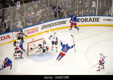 4. Mai 2017: Nick Holden (22) feiert zusammen mit Jesper Fast (19), nachdem er 41 im vierten Spiel der zweiten Runde der Eastern Conference Playoffs zwischen den New York Rangers und den Ottawa Senators im Madison Square Garden in Manhattan ein Tor geschossen hat. Obligatorischer Kredit: Kostas Lymperopoulos/CSM (Kredit-Bild: &Copy; Kostas Lymperopoulos/CSM via ZUMA Wire) Stockfoto