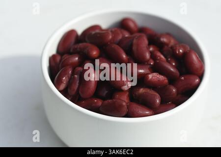 Rote Kidneybohnen in einer weißen Schüssel Stockfoto