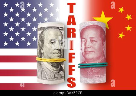 100 Dollar und 100 Yuan auf US- und China-Flaggenhintergrund. Handel, Zölle, Zölle und Zölle zwischen DEN USA und China Stockfoto