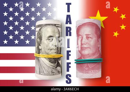 100 Dollar und 100 Yuan auf US- und China-Flaggenhintergrund. Handel, Zölle, Zölle und Zölle zwischen DEN USA und China Stockfoto