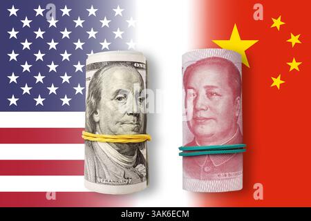 100 Dollar und 100 Yuan auf US- und China-Flaggenhintergrund. Handel, Zölle, Zölle und Zölle zwischen DEN USA und China Stockfoto