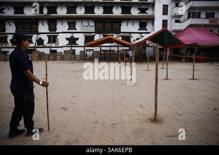 13. Mai 2017 - Kathmandu, Nepal - Eine temporäre Polizeifrau patrouilliert die Wahllokale vor den Kommunalwahlen, die nach zwei Jahrzehnten am 14. Mai 2017 in Kathmandu, Nepal, stattfinden werden. (Foto: © Skanda Gautam via ZUMA Wire) Stockfoto