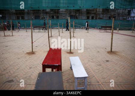 13. Mai 2017 - Kathmandu, Nepal - Eine temporäre Polizeifrau patrouilliert die Wahllokale vor den Kommunalwahlen, die nach zwei Jahrzehnten am 14. Mai 2017 in Kathmandu, Nepal, stattfinden werden. (Foto: © Skanda Gautam via ZUMA Wire) Stockfoto