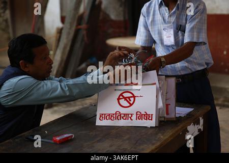 13. Mai 2017 - Kathmandu, Nepal - die Mitglieder der wahlkommission organisieren vor den Kommunalwahlen, die nach zwei Jahrzehnten am 14. Mai 2017 in Kathmandu, Nepal, stattfinden. (Foto: © Skanda Gautam via ZUMA Wire) Stockfoto
