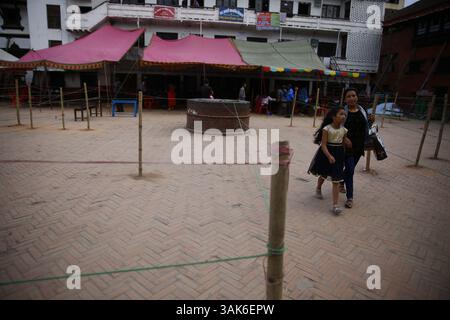 13. Mai 2017 - Kathmandu, Nepal - die Menschen kehren zurück, nachdem sie vor den Kommunalwahlen, die nach zwei Jahrzehnten am 14. Mai 2017 in Kathmandu, Nepal, stattfinden, den Personalausweis des Wählers abgeholt haben. (Foto: © Skanda Gautam via ZUMA Wire) Stockfoto