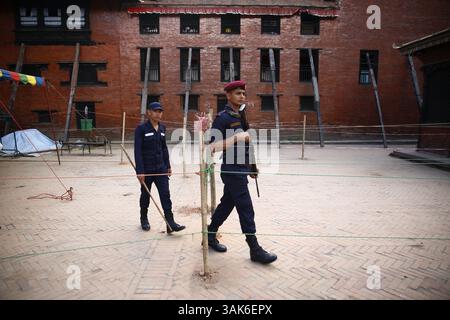 13. Mai 2017 - Kathmandu, Nepal - Polizeipersonal patrouilliert die Wahllokale vor den Kommunalwahlen, die nach zwei Jahrzehnten am 14. Mai 2017 in Kathmandu, Nepal, stattfinden werden. (Foto: © Skanda Gautam via ZUMA Wire) Stockfoto