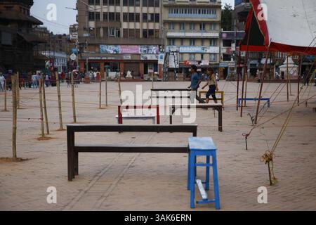13. Mai 2017 - Kathmandu, Nepal - die Menschen kehren zurück, nachdem sie vor den Kommunalwahlen, die nach zwei Jahrzehnten am 14. Mai 2017 in Kathmandu, Nepal, stattfinden, den Personalausweis des Wählers abgeholt haben. (Foto: © Skanda Gautam via ZUMA Wire) Stockfoto