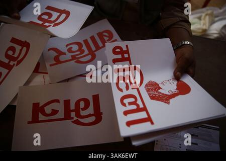 13. Mai 2017 - Kathmandu, Nepal - die Mitglieder der wahlkommission organisieren vor den Kommunalwahlen, die nach zwei Jahrzehnten am 14. Mai 2017 in Kathmandu, Nepal, stattfinden. (Foto: © Skanda Gautam via ZUMA Wire) Stockfoto