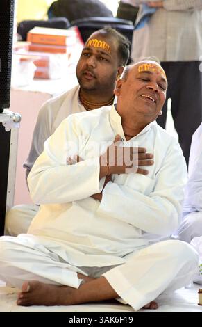 Bikaner, Indien. April 2025. Devotees nehmen an dem dreitägigen Singen von Versen aus dem Buchblock Ratnakar Teil, geschrieben von Shri Hanuman Prasad Poddar Ji Maharaj Geeta Press Gorakhpur am Freitag, den 11. April 2025 in Murali Manohar Dhora. (Foto: Dinesh Gupta/Pacific Press/SIPA USA) Credit: SIPA USA/Alamy Live News Stockfoto
