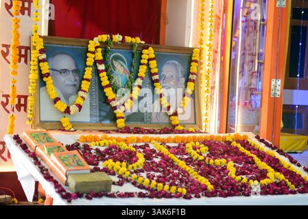 Bikaner, Indien. April 2025. Devotees nehmen an dem dreitägigen Singen von Versen aus dem Buchblock Ratnakar Teil, geschrieben von Shri Hanuman Prasad Poddar Ji Maharaj Geeta Press Gorakhpur am Freitag, den 11. April 2025 in Murali Manohar Dhora. (Foto: Dinesh Gupta/Pacific Press/SIPA USA) Credit: SIPA USA/Alamy Live News Stockfoto