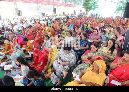 Bikaner, Indien. April 2025. Devotees nehmen an dem dreitägigen Singen von Versen aus dem Buchblock Ratnakar Teil, geschrieben von Shri Hanuman Prasad Poddar Ji Maharaj Geeta Press Gorakhpur am Freitag, den 11. April 2025 in Murali Manohar Dhora. (Foto: Dinesh Gupta/Pacific Press/SIPA USA) Credit: SIPA USA/Alamy Live News Stockfoto