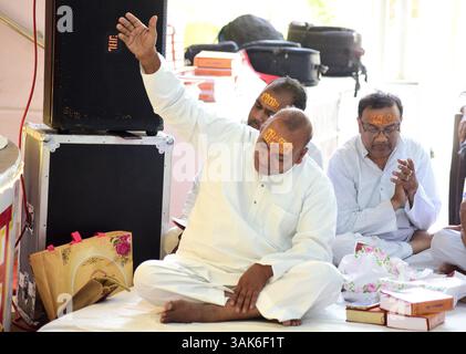 Bikaner, Indien. April 2025. Devotees nehmen an dem dreitägigen Singen von Versen aus dem Buchblock Ratnakar Teil, geschrieben von Shri Hanuman Prasad Poddar Ji Maharaj Geeta Press Gorakhpur am Freitag, den 11. April 2025 in Murali Manohar Dhora. (Foto: Dinesh Gupta/Pacific Press/SIPA USA) Credit: SIPA USA/Alamy Live News Stockfoto