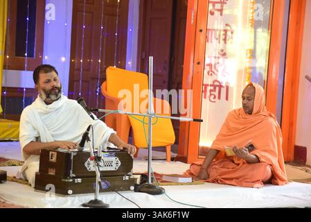 Bikaner, Indien. April 2025. Devotees nehmen an dem dreitägigen Singen von Versen aus dem Buchblock Ratnakar Teil, geschrieben von Shri Hanuman Prasad Poddar Ji Maharaj Geeta Press Gorakhpur am Freitag, den 11. April 2025 in Murali Manohar Dhora. (Foto: Dinesh Gupta/Pacific Press/SIPA USA) Credit: SIPA USA/Alamy Live News Stockfoto