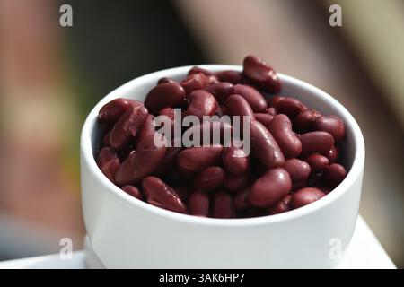 Rote Kidneybohnen in einer weißen Schüssel Stockfoto
