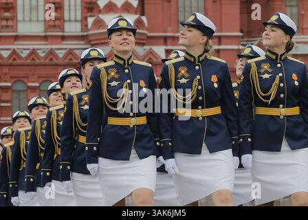 9. Mai 2017 - Moskau, RUSSLAND - Russische Armeesoldaten marschieren während der Militärparade zum Siegtag auf dem Roten Platz, um 72 Jahre seit dem Ende des Zweiten Weltkriegs und der Niederlage Nazi-Deutschlands zu feiern, am Dienstag, den 9. Mai, in Moskau, Russland. 2017. YURI KOCHETKOV/POOL/PI (Kreditbild: © Prensa Internacional via ZUMA Wire) Stockfoto