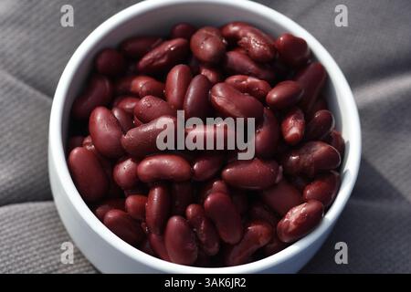 Rote Kidneybohnen in einer weißen Schüssel Stockfoto