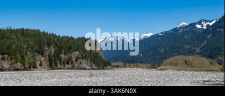 Panoramablick auf die Rocky Mountains in British Columbia mit austrockndem Flussbett vor der Tür Stockfoto