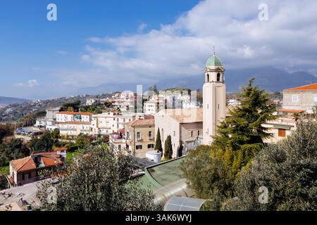 Minturno (Italien) - Panoramablick auf Minturno (Italien) - Minturno ist ein bezauberndes Dorf auf einem Hügel in Latium mit Blick auf den Golf von Gaeta, wo sein Roman sein kann Stockfoto