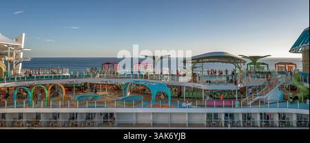 Miami, Florida, USA – 07. März 2025: Menschen auf einem Kreuzfahrtdeck bei Sonnenuntergang Stockfoto