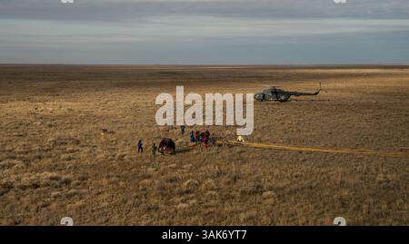 30. Oktober 2016 - Zhezkazgan, Kasachstan - Russische Such- und Rettungsteams treffen am 30. Oktober 2016 in einem abgelegenen Gebiet in der Nähe von Zhezkazgan in Kasachstan ein. Die Rakete trägt die 49 Astronauten Kate Rubins, Takuya Onishi von der Japan Aerospace Exploration Agency und den russischen Kosmonauten Anatoly Ivanishin aus Roscosmos. (Kreditbild: © Bill Ingalls/NASA via ZUMA Wire) Stockfoto