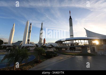 8. November 2016 - Titusville, FL, USA - die schwungvolle Rampe am Eingang der NASA Heroes and Legends Attraction im Kennedy Space Center Visitor Complex simuliert eine Reise zu den Sternen über den Rocket Garden am 8. November 2016 in Titusville, Florida. (Bild: © Glenn Benson/NASA via ZUMA Wire) Stockfoto