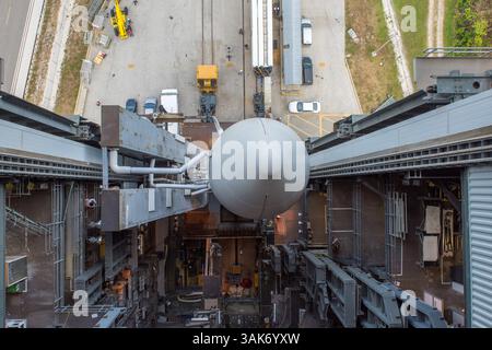 18. November 2016 - Cape Canaveral, Vereinigte Staaten - die Centaur-Oberstufe und die Booster werden der Atlas V-Rakete der United Launch Alliance und dem NOAA-Satelliten GOES-R hinzugefügt, während sie in ihrer Konfiguration von 541 während der letzten Vorbereitungen auf der Cape Canaveral Air Force Station Space Launch Complex am 18. November 41 in Cape Canaveral, Florida, sitzt. November 2016. (Kreditbild: © Ula/NASA via ZUMA Wire) Stockfoto