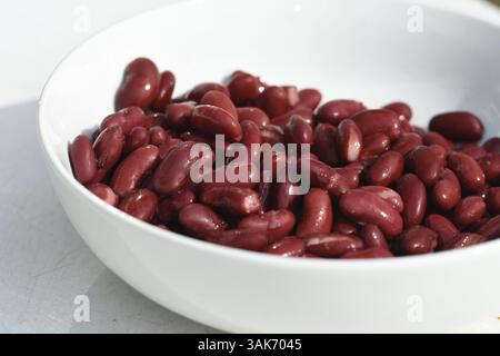 Rote Kidneybohnen in einer weißen Schüssel Stockfoto