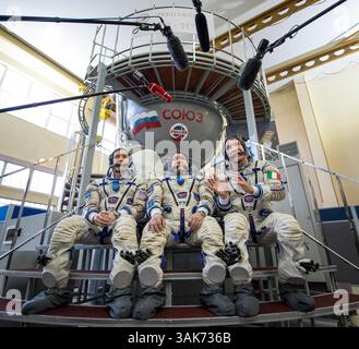 24. Oktober 2016 - Star City, Russland - NASA International Space Station Expedition 50-Besatzungsmitglieder der amerikanische Astronaut Jack Fischer (links), der russische Kosmonaut Fjodor Jurchikhin und der italienische Astronaut Paolo Nespoli von der Europäischen Weltraumorganisation beantworten Pressefragen vor ihren Sojus-Qualifizierungsprüfungen im Gagarin Cosmonaut Training Center am 24. Oktober 2016 in Star City, Russland. (Kreditbild: © Bill Ingalls/NASA via ZUMA Wire) Stockfoto