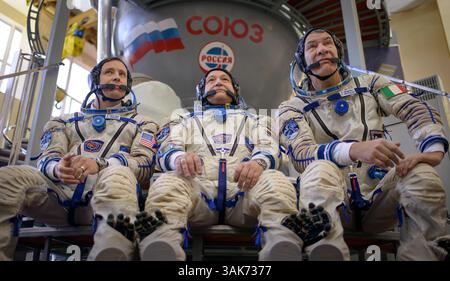 24. Oktober 2016 - Star City, Russland - NASA International Space Station Expedition 50-Besatzungsmitglieder der amerikanische Astronaut Jack Fischer (links), der russische Kosmonaut Fjodor Jurchikhin und der italienische Astronaut Paolo Nespoli von der Europäischen Weltraumorganisation beantworten Pressefragen vor ihren Sojus-Qualifizierungsprüfungen im Gagarin Cosmonaut Training Center am 24. Oktober 2016 in Star City, Russland. (Kreditbild: © Bill Ingalls/NASA via ZUMA Wire) Stockfoto