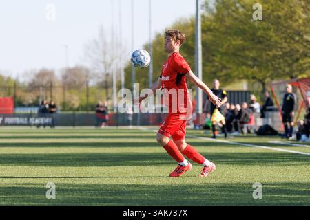 Almere, Niederlande. April 2025. ALMERE, 12.04.2025, Yanmar-Stadion, Saison 2024/2025, Dutch Betnation Tweede Divisie Football. Jong Almere City FC Spieler Twan van der Zeeuw während des Spiels Jong Almere City FC - ADO20 Credit: Pro Shots/Alamy Live News Stockfoto