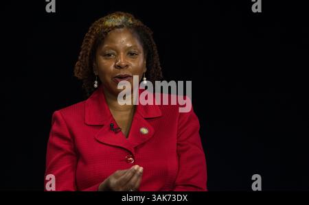 1. Dezember 2016 – Hampton, USA – NASA-Systemingenieur Julie Williams-Byrd spricht während eines Digital Learning Network Events für den Film Hidden Figures im Langley Research Center am 1. Dezember 2016 in Hampton, Virginia, über die Geschichte menschlicher Computer. (Bild: © Aubrey Gemignani/NASA via ZUMA Wire) Stockfoto