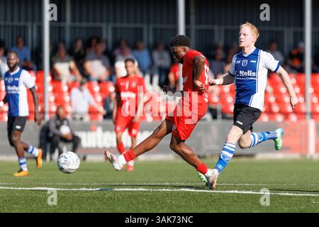 Almere, Niederlande. April 2025. ALMERE, 12.04.2025, Yanmar-Stadion, Saison 2024/2025, Dutch Betnation Tweede Divisie Football. Jong Almere City FC Spieler Emmanuel Poku während des Spiels Jong Almere City FC - ADO20 Credit: Pro Shots/Alamy Live News Stockfoto