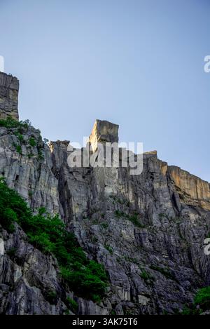 Ein Blick auf Majestic Kanzel Rock Hauptattraktion von einem Kreuzfahrtschiff im Lysefjord Fjord, Stavanger, Norwegen, Juni 2018 Stockfoto