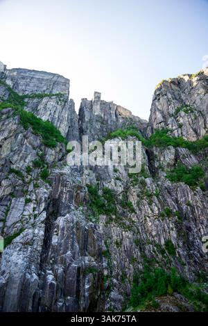 Fantastische Aussicht auf steile Felsklippen und Preikestolen von einem Kreuzfahrtschiff in Fjord, Stavanger, Norwegen, Juni 2018 Stockfoto