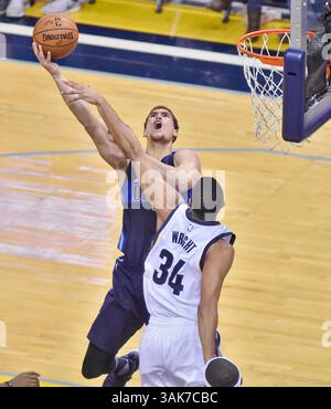 12. April 2017: Dwight Powell (links) wird im zweiten Quartal eines NBA-Spiels im FedEx Forum in Memphis, TN, von einem Memphis Grizzlies-Verteidiger unter dem Korb unter Druck gesetzt. Dallas gewann 100:93. Austin McAfee/CSM(Kreditbild: &Copy; Austin McAfee/CSM via ZUMA Wire) Stockfoto