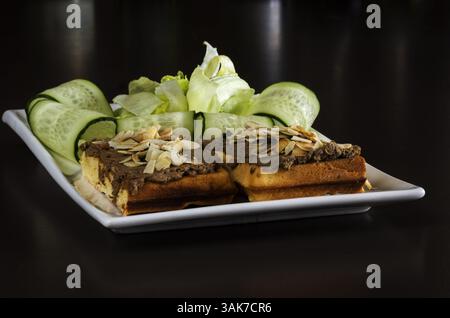 18. April 2017 - Leber-Pastete auf eine belgische Waffel. (Bild Kredit: Igor Golovniov © über ZUMA Draht) Stockfoto