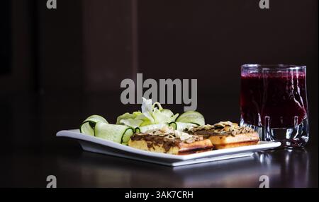 18. April 2017 - Leber-Pastete auf eine belgische Waffel. (Bild Kredit: Igor Golovniov © über ZUMA Draht) Stockfoto