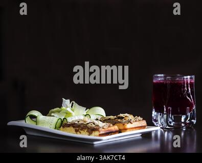 18. April 2017 - Leber-Pastete auf eine belgische Waffel. (Bild Kredit: Igor Golovniov © über ZUMA Draht) Stockfoto