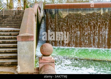 Eine Treppe und ein Wasserfall im Bellevue City Park in Bellevue, Washingoton. Stockfoto