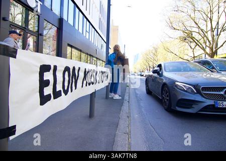 Frankfurt am Main, Deutschland. April 2025. Ein Protest vor dem Tesla Centre durch die Extinction Rebellion Frankfurt unter dem Motto "Tesla Takedown, Pro Stockfoto