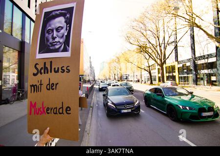 Frankfurt am Main, Deutschland. April 2025. Ein Protest vor dem Tesla Centre durch die Extinction Rebellion Frankfurt unter dem Motto "Tesla Takedown, Pro Stockfoto