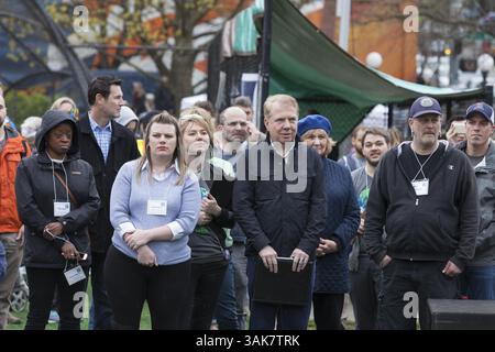 22. April 2017: Seattle, Washington, Vereinigte Staaten - Seattle, Washington: Der Bürgermeister von Seattle ED MURRAY beobachtet den Gouverneur von Washington JAY INSLEE bei der Kundgebung im Cal Anderson Park. Der Marsch für Wissenschaft Seattle war eine überparteiliche Kundgebung und schwestermarsch zum National March for Science und über 600 Städte auf der ganzen Welt am Earth Day. Tausende marschierten vom Cal Anderson Park im Viertel Capitol Hill zum Seattle Center, um die Wissenschaft und die Rolle, die sie im Alltag spielt, zu feiern und gegen die Politik der Trump-Regierung zu protestieren. (Bild: © Paul Gordon via ZUMA Wire) Stockfoto