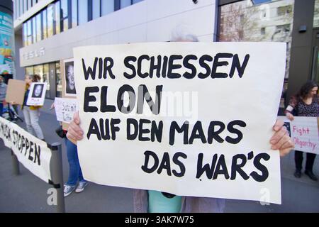 Frankfurt am Main, Deutschland. April 2025. Ein Protest vor dem Tesla Centre durch die Extinction Rebellion Frankfurt unter dem Motto "Tesla Takedown, Pro Stockfoto