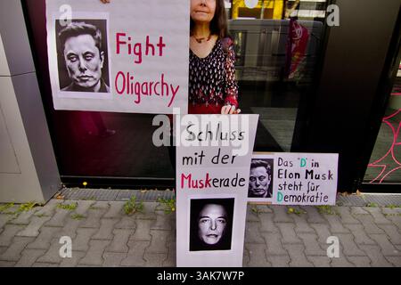 Frankfurt am Main, Deutschland. April 2025. Ein Protest vor dem Tesla Centre durch die Extinction Rebellion Frankfurt unter dem Motto "Tesla Takedown, Pro Stockfoto
