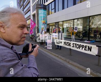 Frankfurt am Main, Deutschland. April 2025. Ein Protest vor dem Tesla Centre durch die Extinction Rebellion Frankfurt unter dem Motto "Tesla Takedown, Pro Stockfoto
