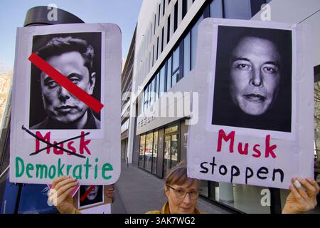 Frankfurt am Main, Deutschland. April 2025. Ein Protest vor dem Tesla Centre durch die Extinction Rebellion Frankfurt unter dem Motto "Tesla Takedown, Pro Stockfoto