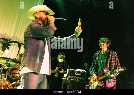 Mailand, Italien. April 2025. Der italienische Rapper J-Ax tritt live mit Bugo auf, während seines letzten Konzerts im Alcatraz in Mailand am 1. April 2025 (Foto: Maria Laura Arturi/NurPhoto). Quelle: NurPhoto SRL/Alamy Live News Stockfoto