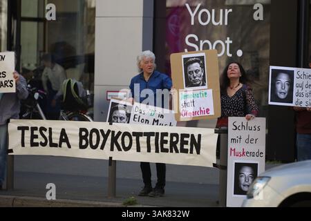 Frankfurt am Main, Deutschland. April 2025. Ein Protest vor dem Tesla Centre durch die Extinction Rebellion Frankfurt unter dem Motto "Tesla Takedown, Pro Stockfoto