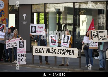 Frankfurt am Main, Deutschland. April 2025. Ein Protest vor dem Tesla Centre durch die Extinction Rebellion Frankfurt unter dem Motto "Tesla Takedown, Pro Stockfoto