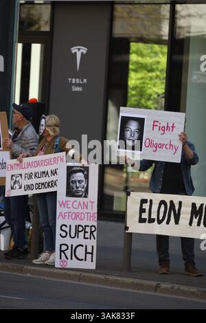 Frankfurt am Main, Deutschland. April 2025. Ein Protest vor dem Tesla Centre durch die Extinction Rebellion Frankfurt unter dem Motto "Tesla Takedown, Pro Stockfoto